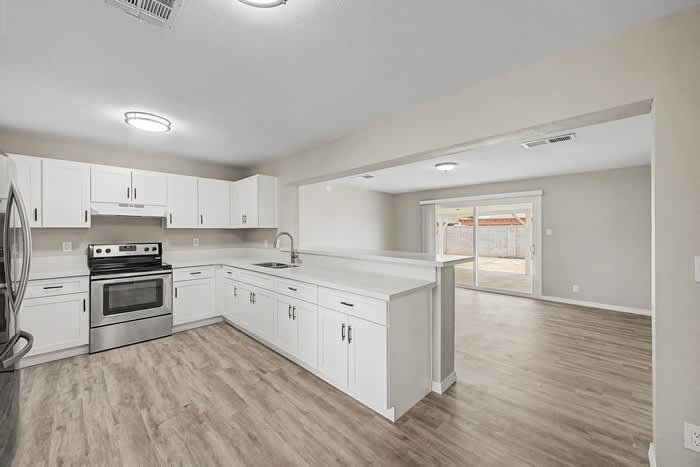 8819 West Avalon Drive – photo 5