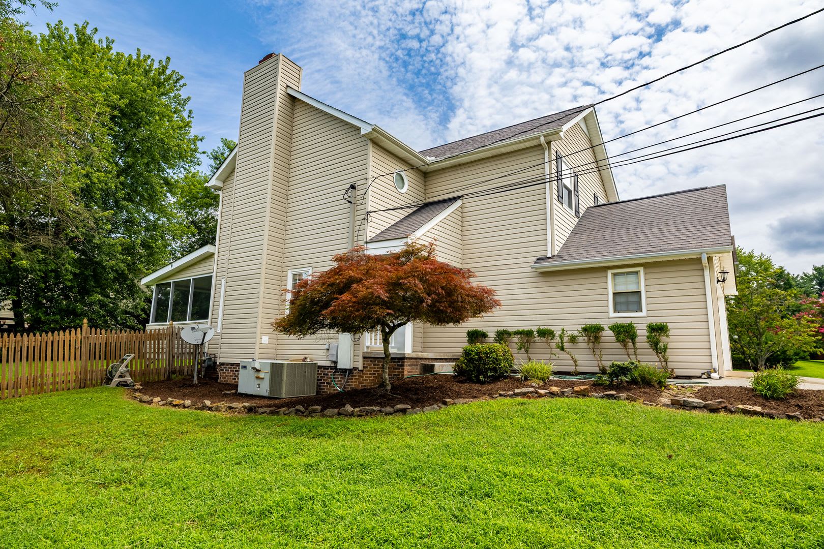 West Knoxville 37922 Freshly Painted And Move In Ready 3 Bedroom 2 5 Bath Home – photo 3