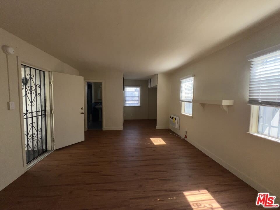 1306 1/2 S Mansfield Ave – photo 3