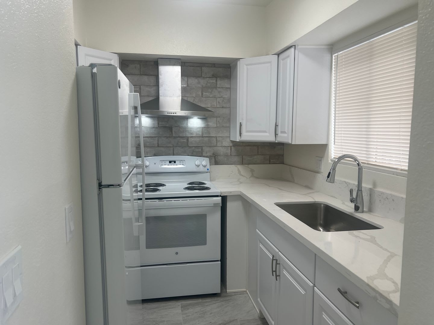 FULLY REMODELED 1 BED. APT. / AVAILABLE FOR SELF VIEWING! – photo 4