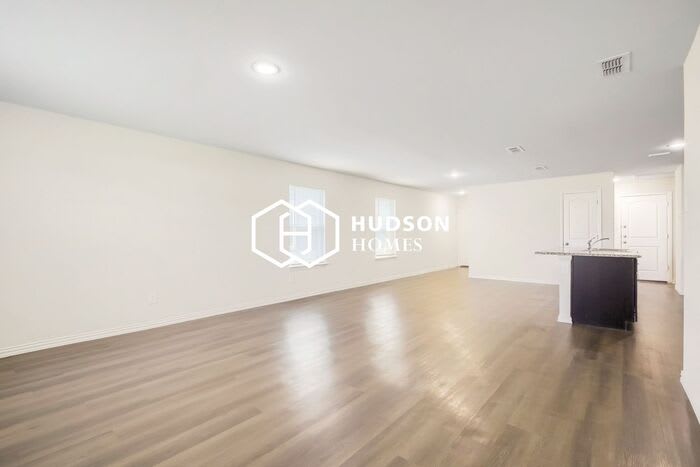 811 South Sutton Street – photo 3