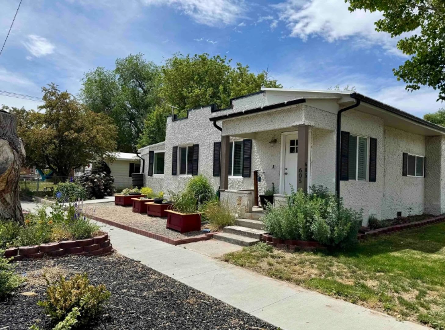 Adorable Three-bedroom home! Centrally Located – photo 2