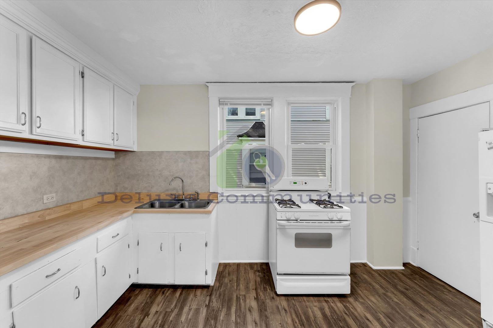 3 Bedroom Eastown Home! AVAILABLE NOW! – photo 4