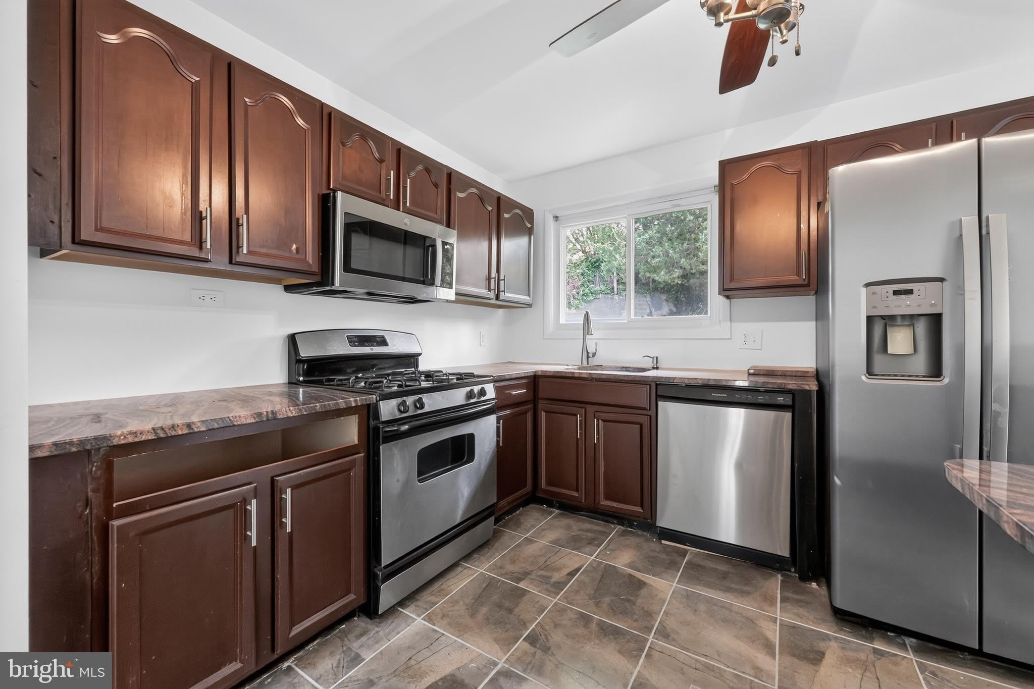 1700 Jarvis Avenue – photo 2