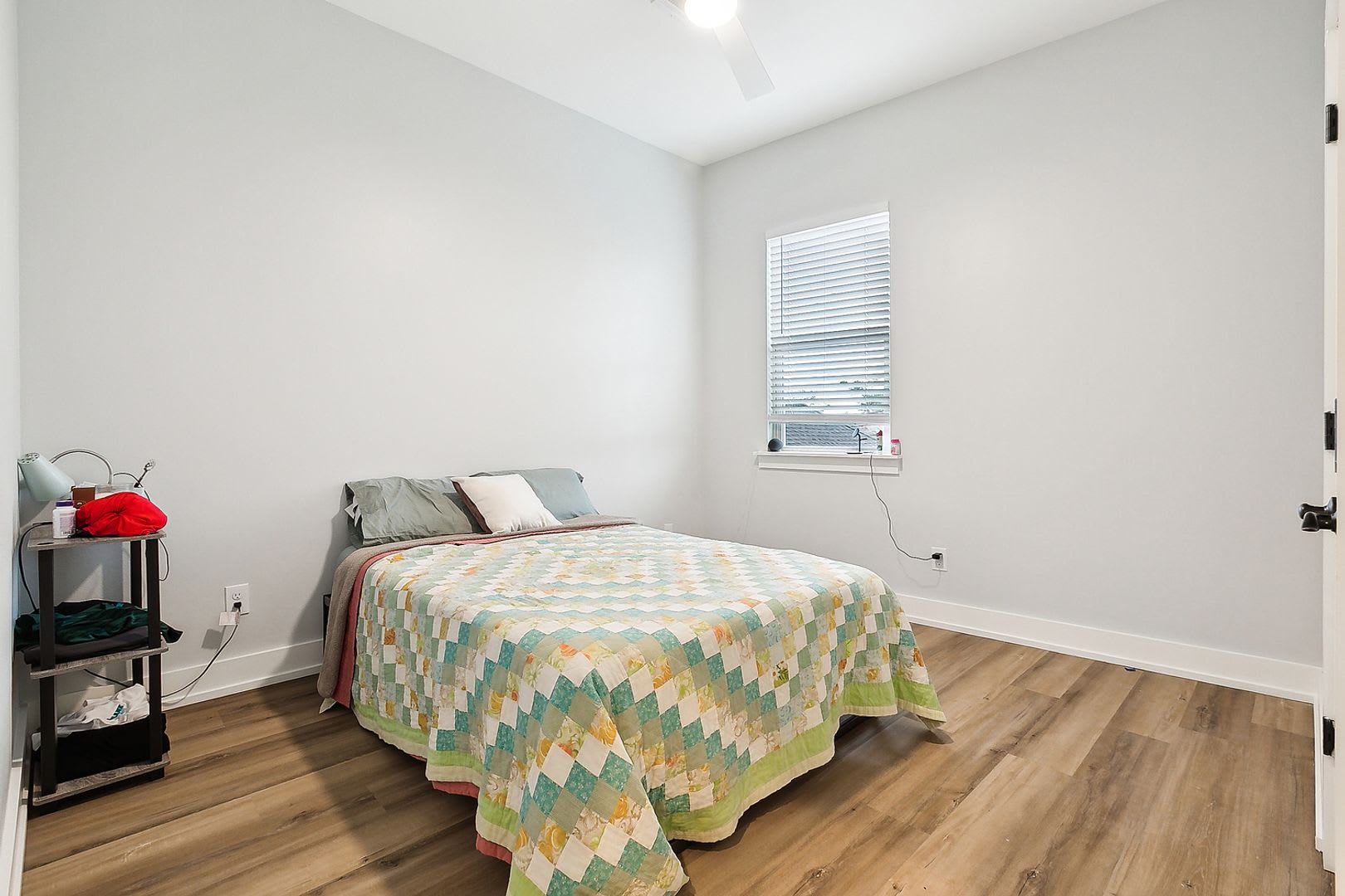 Cozy 2 Bedroom, 1 Bath Apartment – photo 4