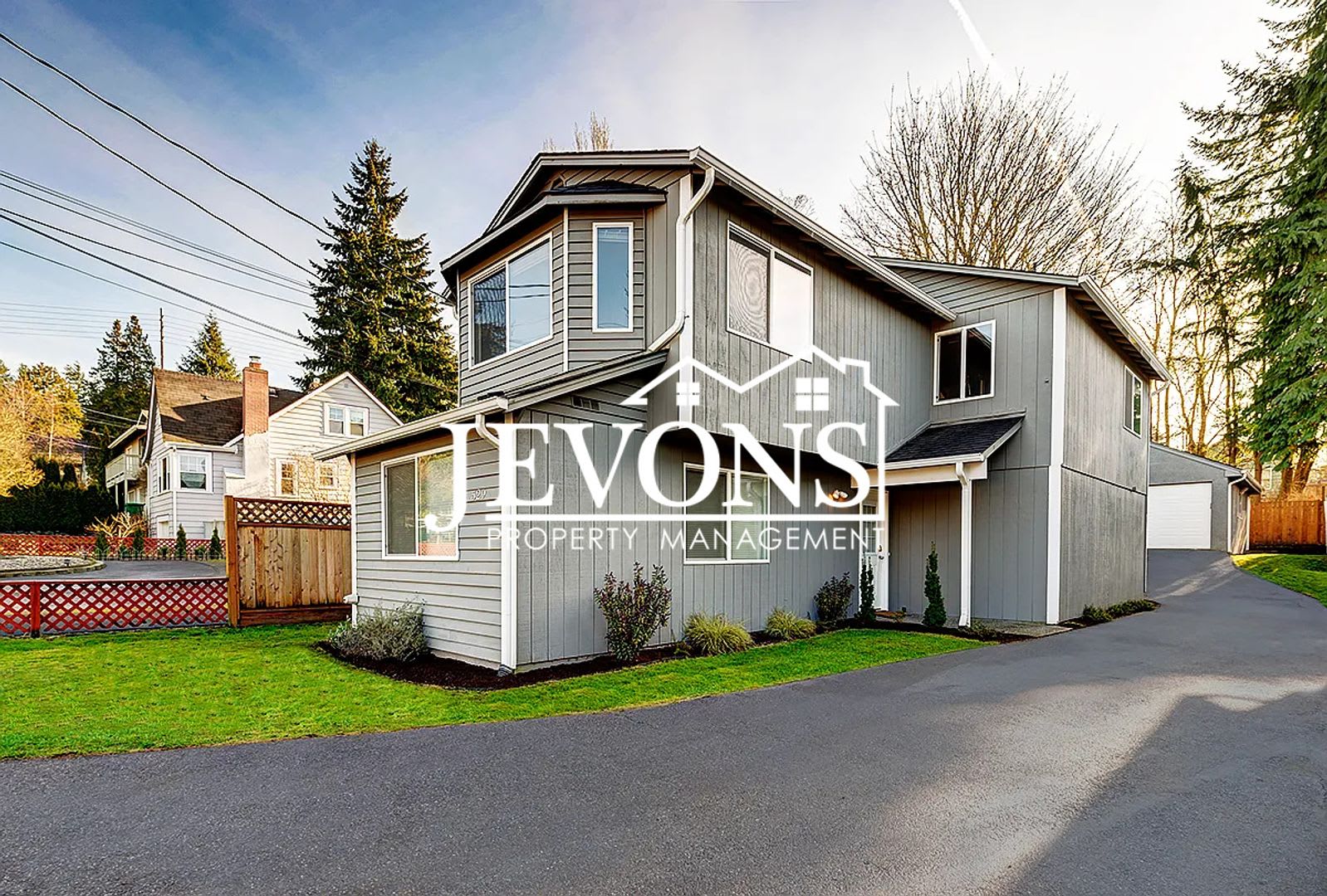 Coming Soon a 4-bedrooms 2-bathrooms house in Seattle – photo 1