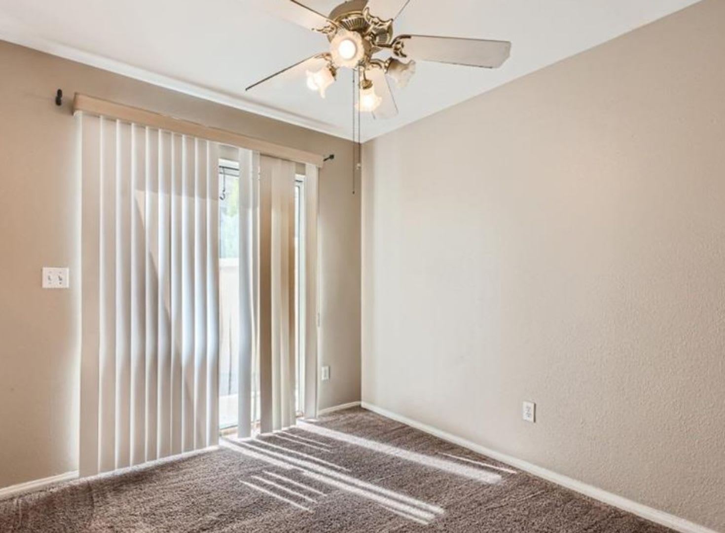 Beautiful 2-story townhouse featuring 2 bedrooms and 2.5 bathrooms in a well-maintained community! – photo 4