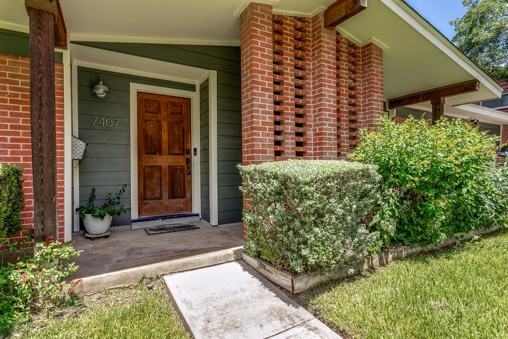 RENOVATED 3-BEDROOM IN NORTHWOOD – photo 2