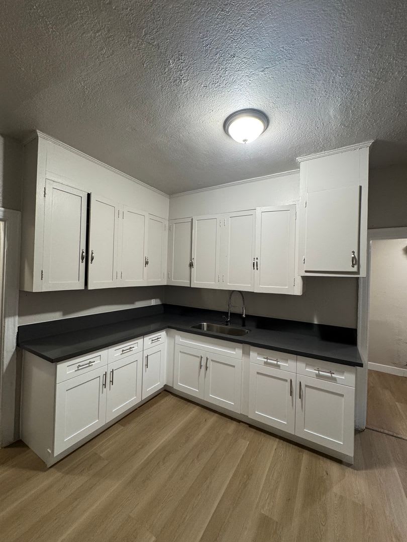 811 W 43Rd St – photo 2
