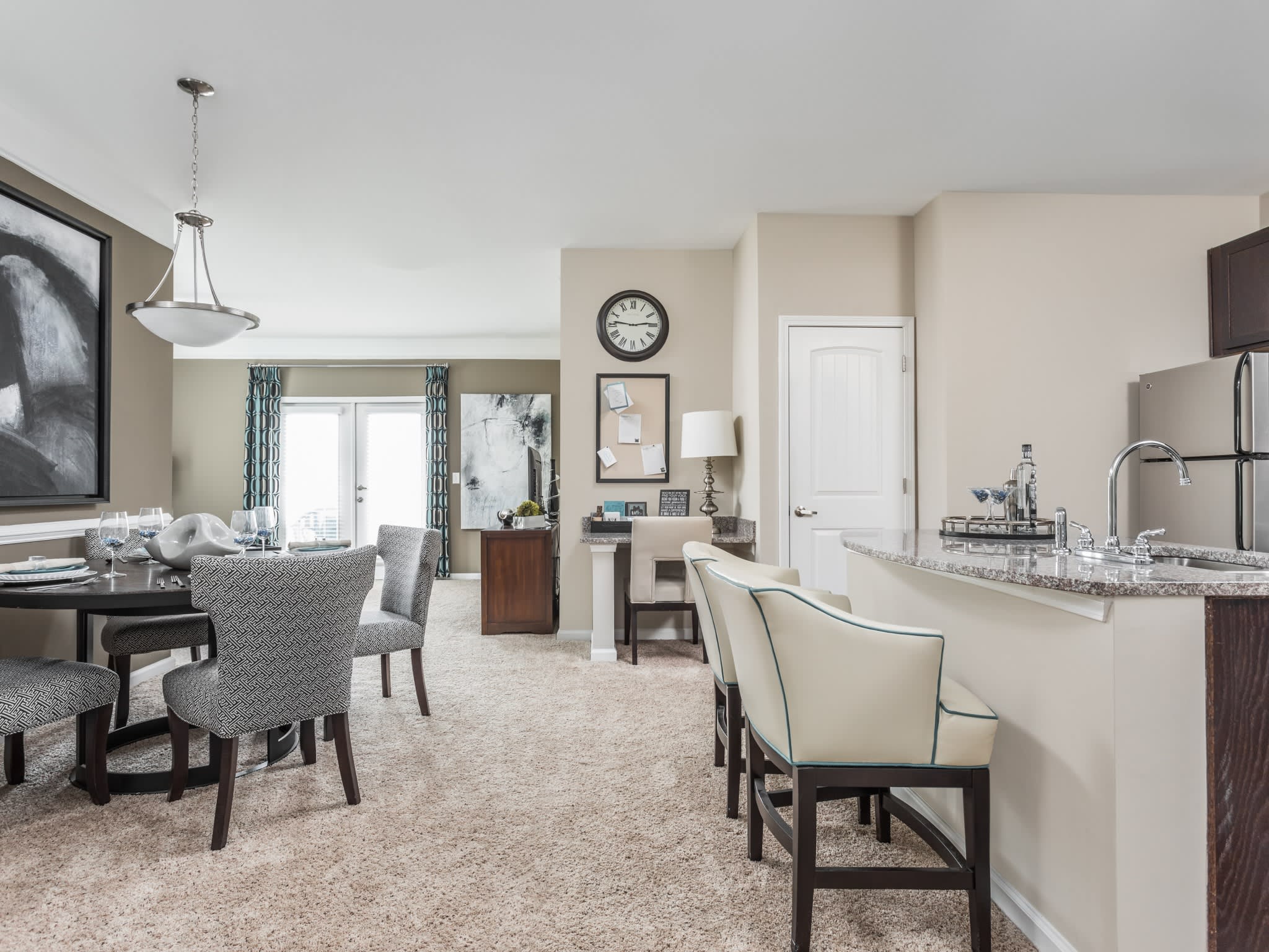 Aston Apartments – photo 2
