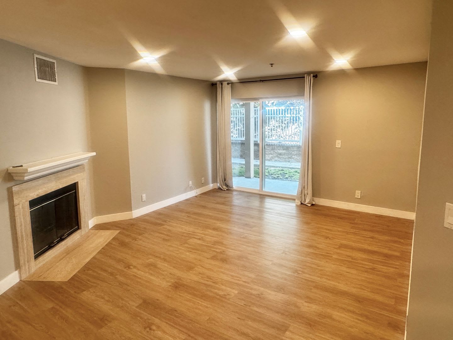 Oak Park updated 1 Bedroom with mountain views – photo 2