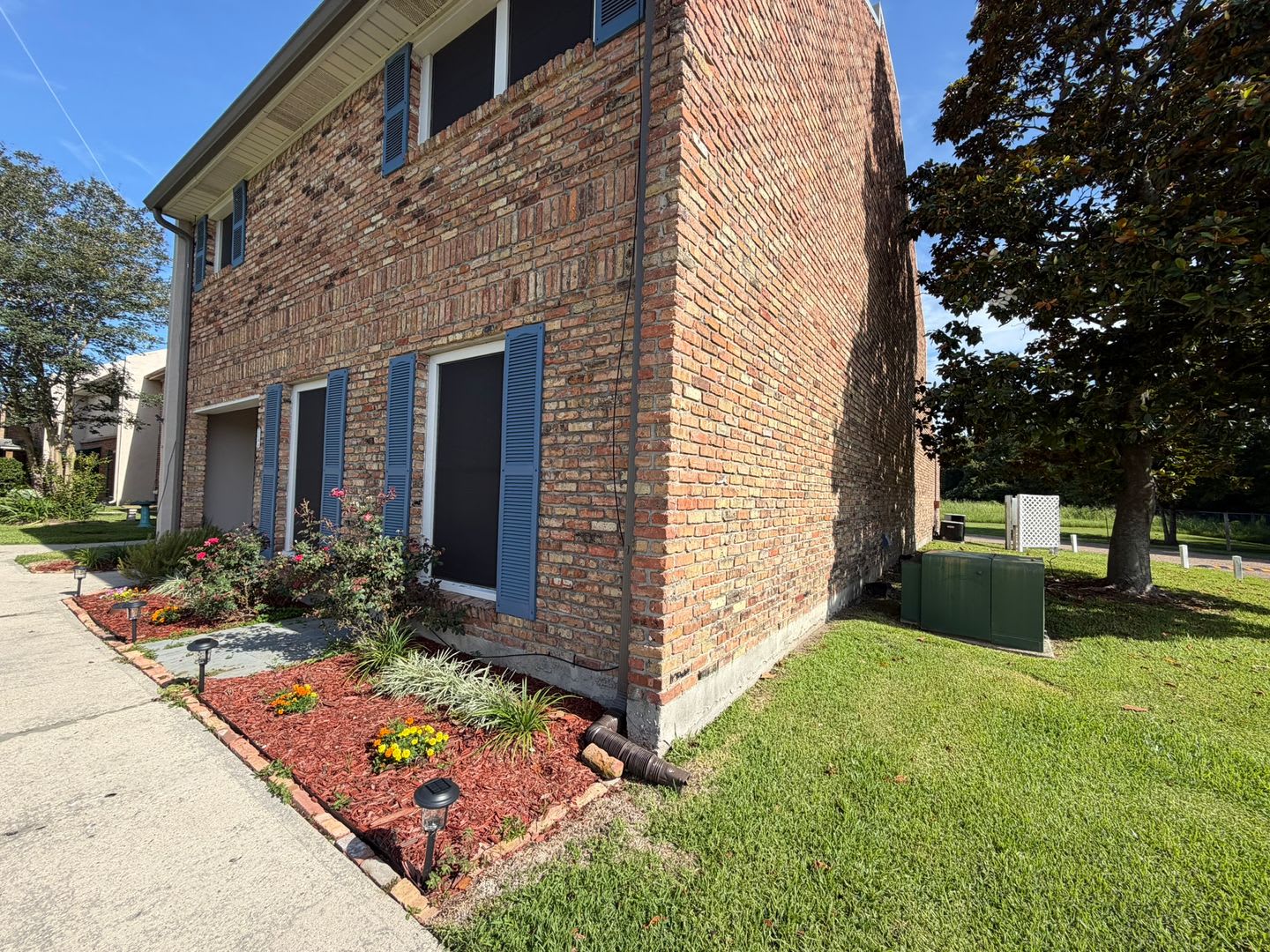 Spacious 3 Bedroom Townhome Available Now – photo 3