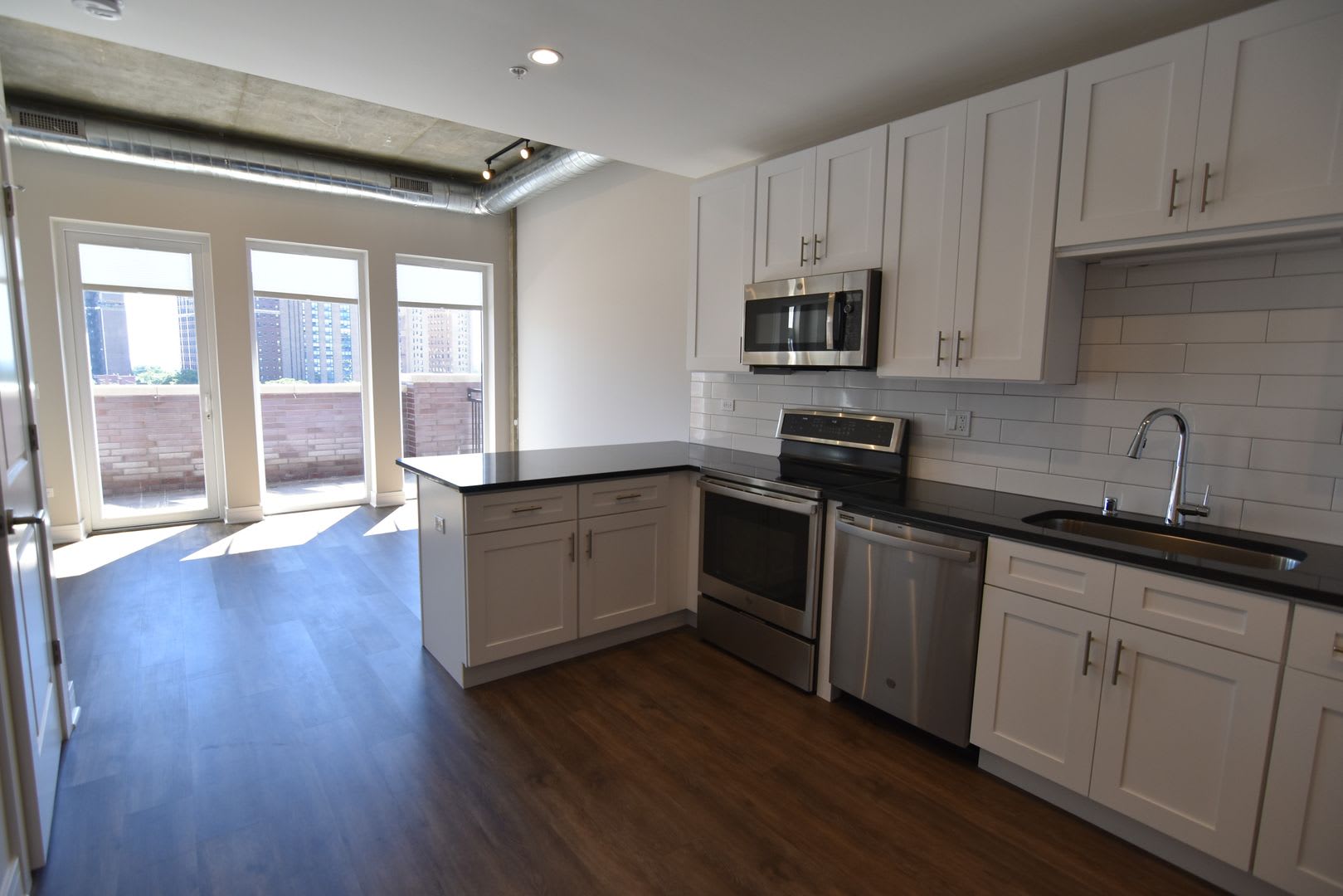 3833 N Broadway – photo 3