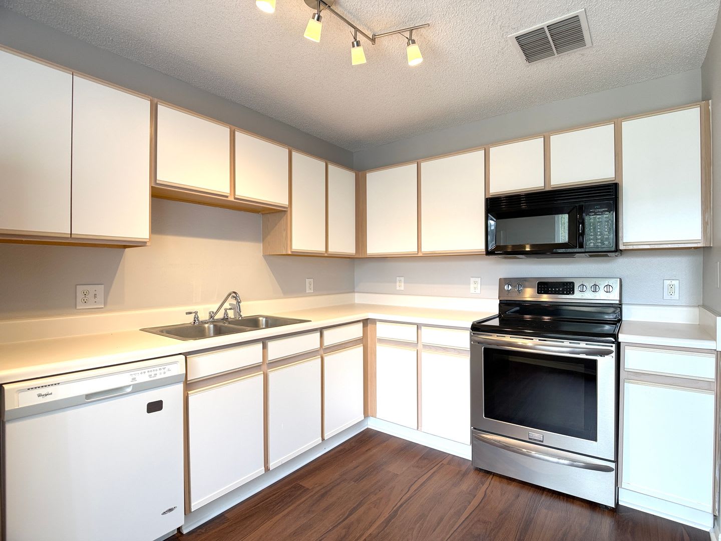 Move In Ready New Interior Paint New Laminate Flooring New Bathroom Tile Lawn Care Pest Control Included Pet Friendly Gated Community – photo 5