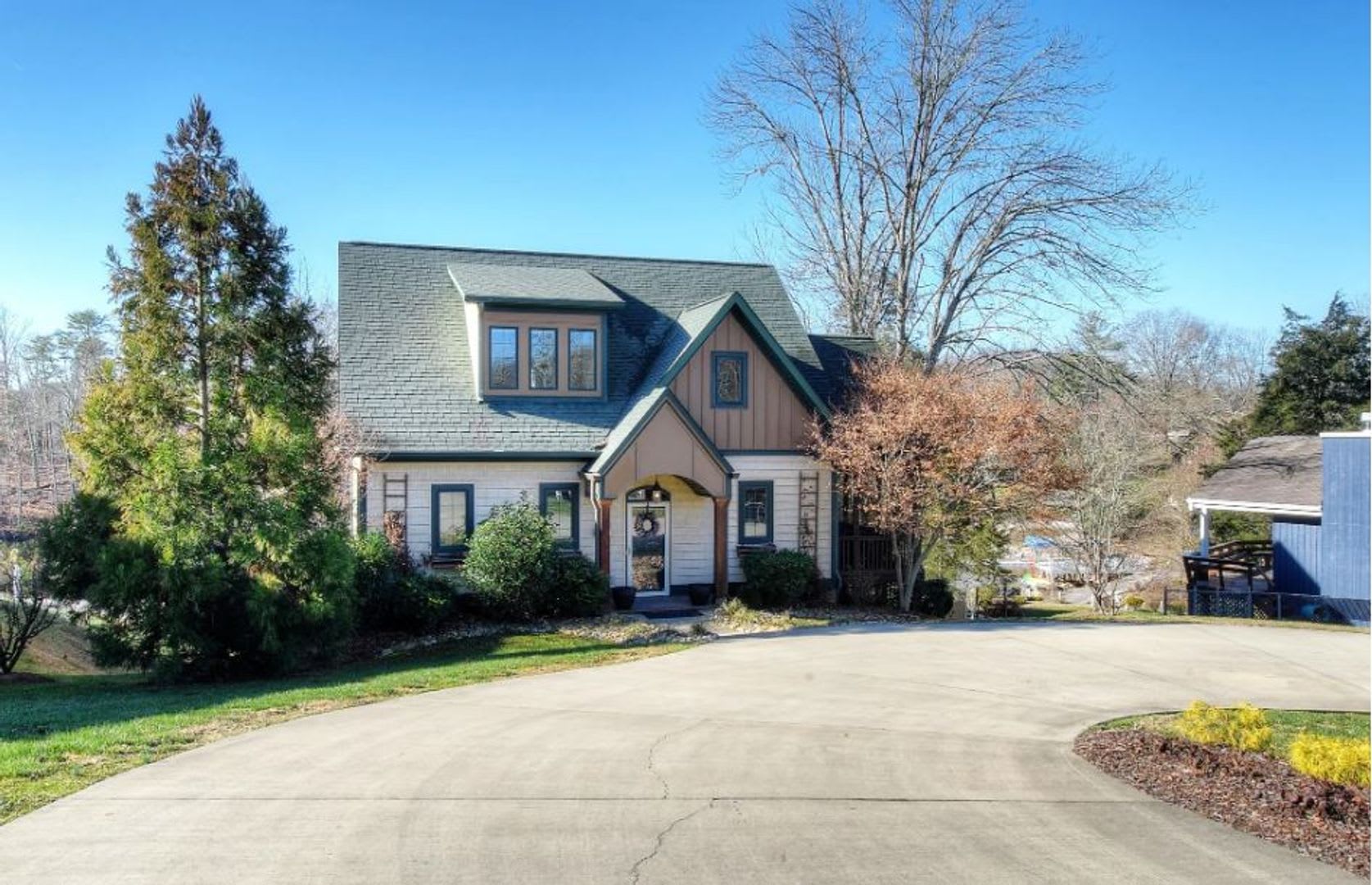 GORGEOUS LAKE HOUSE! 3 Bedrooms/3.5 Baths on Boone Lake $3,900 monthly – photo 2