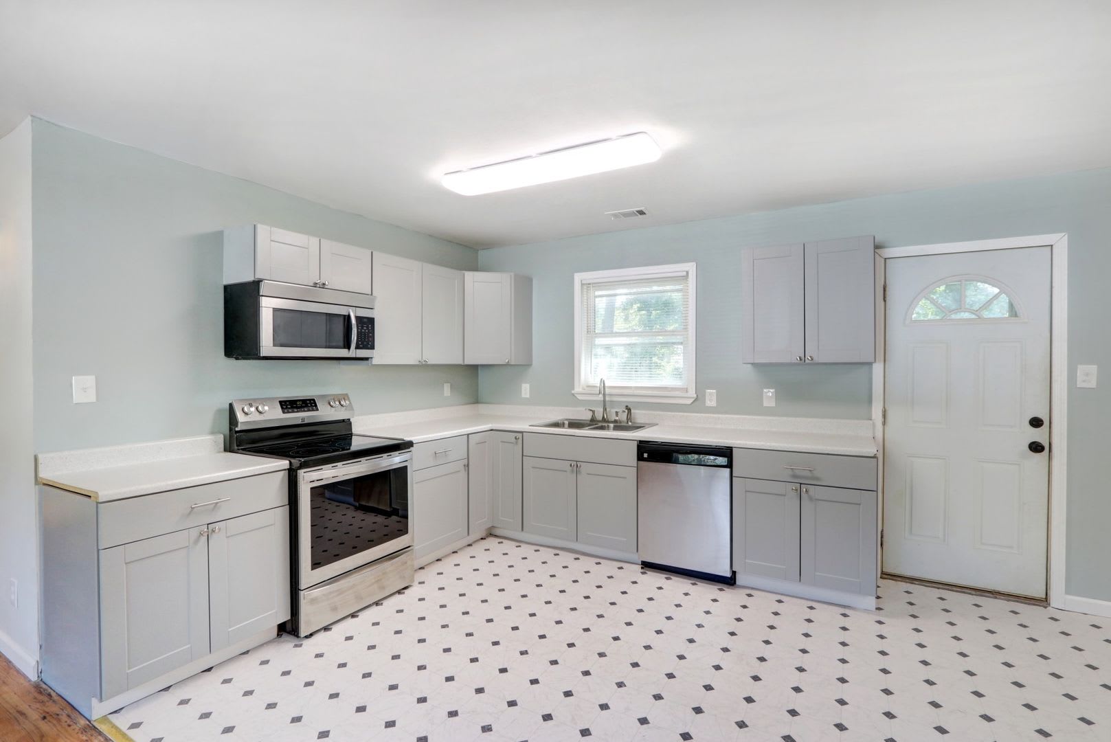 Nice Three Bedroom Single Family – photo 5