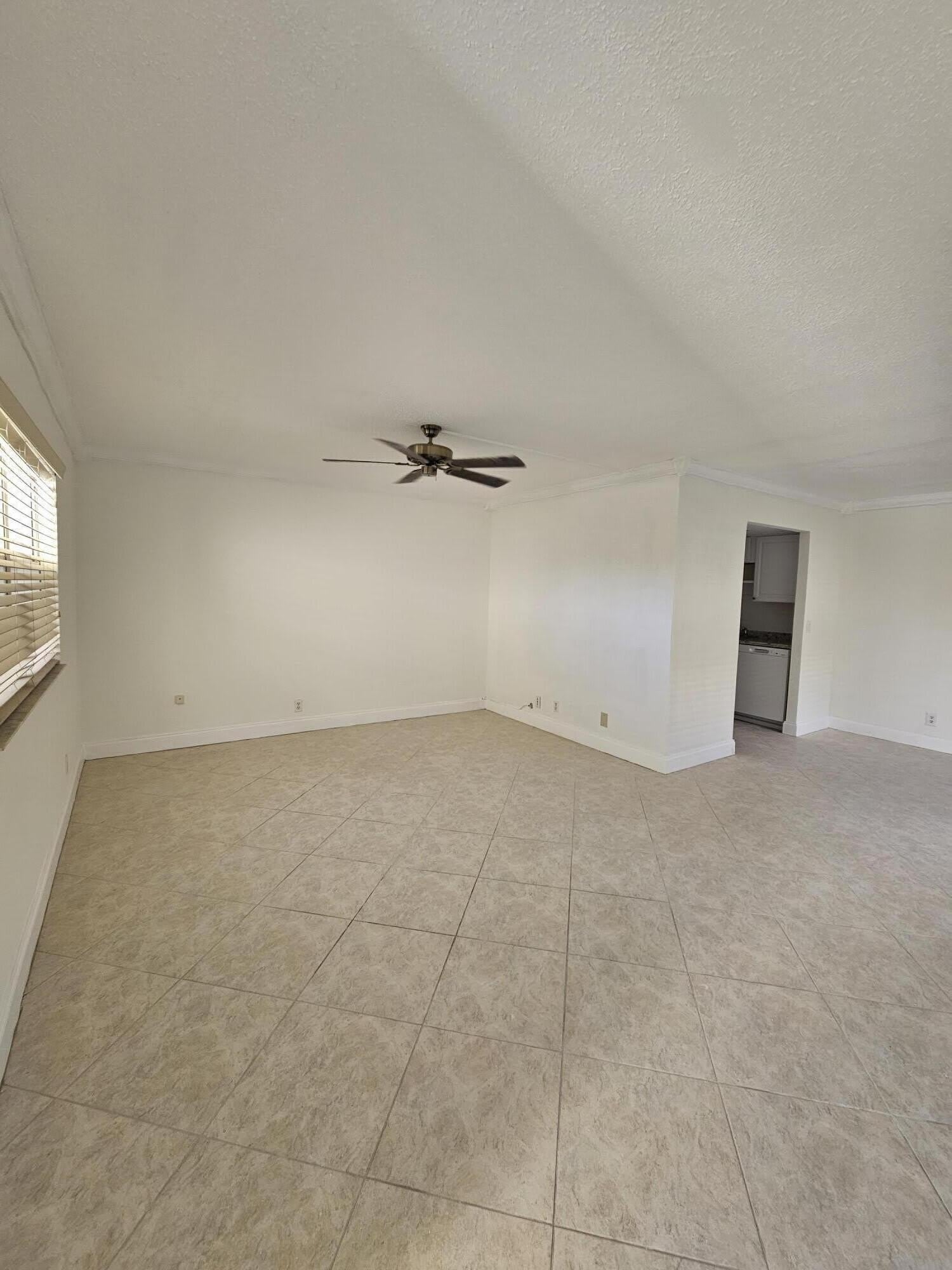 211 E Saxony Lane – photo 2