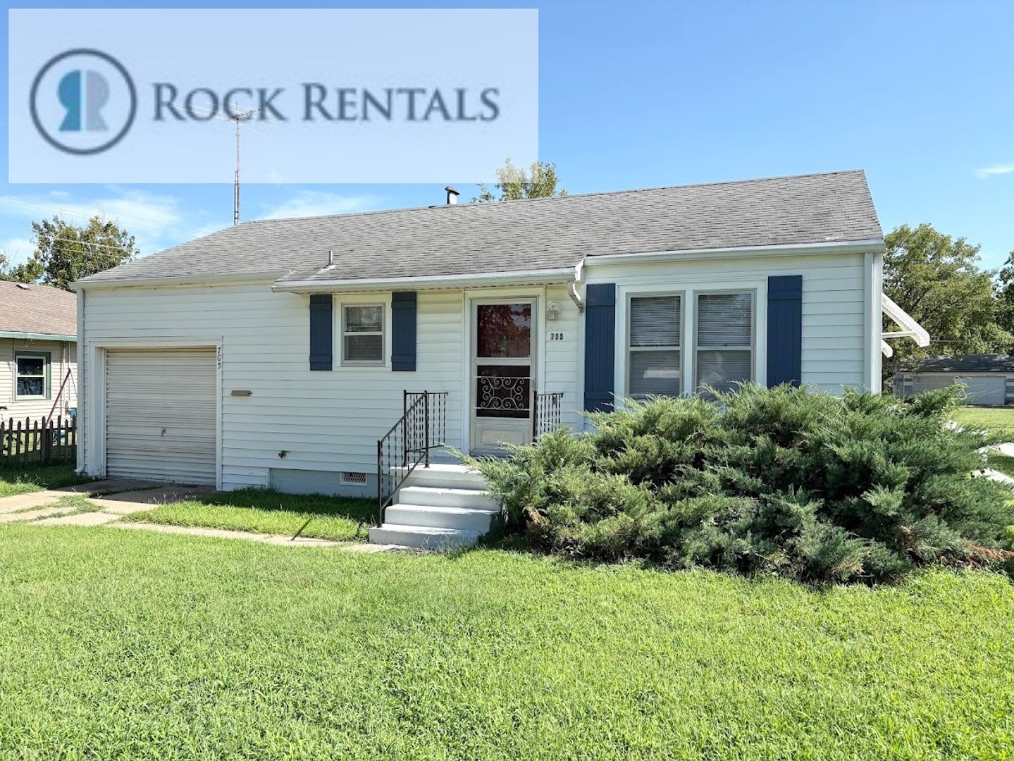2 Bed 1 Bath House with Garage – photo 1