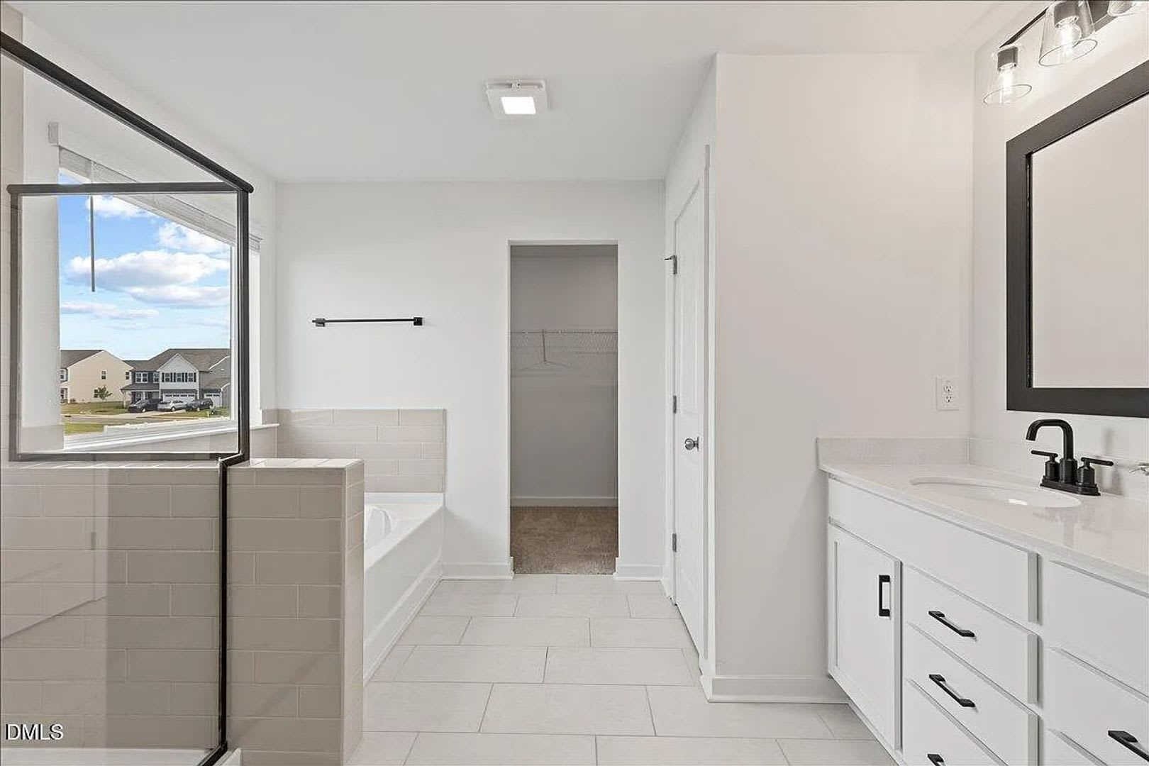 Like New and Move-in Ready!! – photo 3