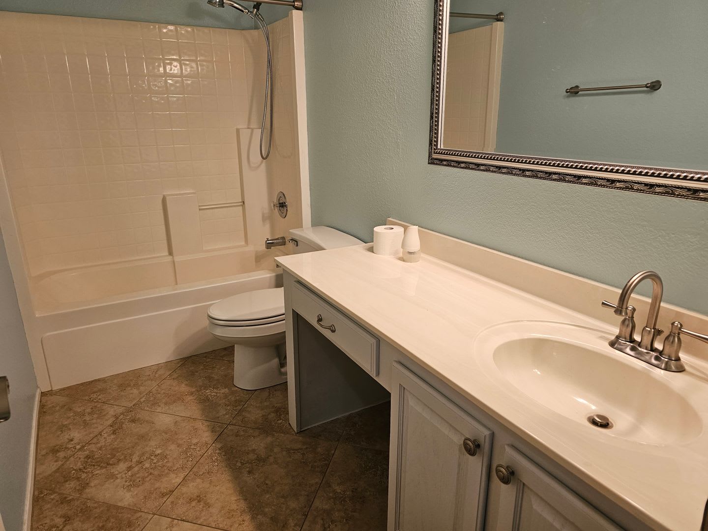 Spacious 5 bd room 2.5 bathroom home – photo 2