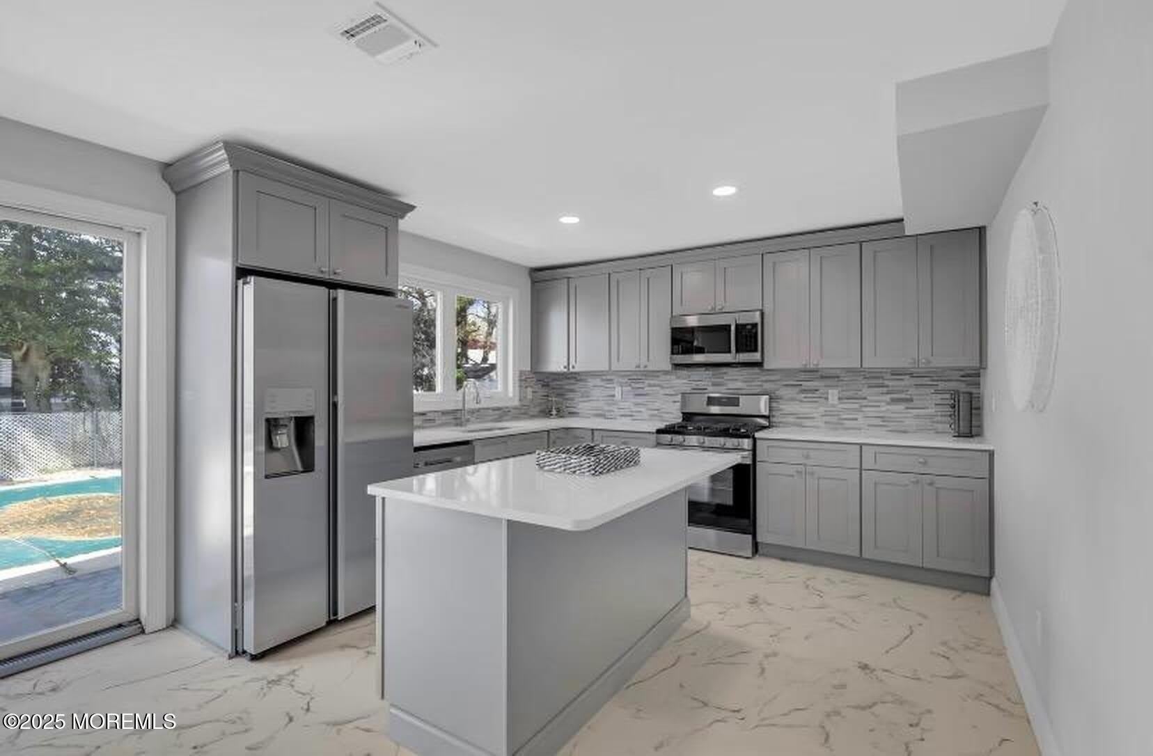 1143 Roe Avenue – photo 1