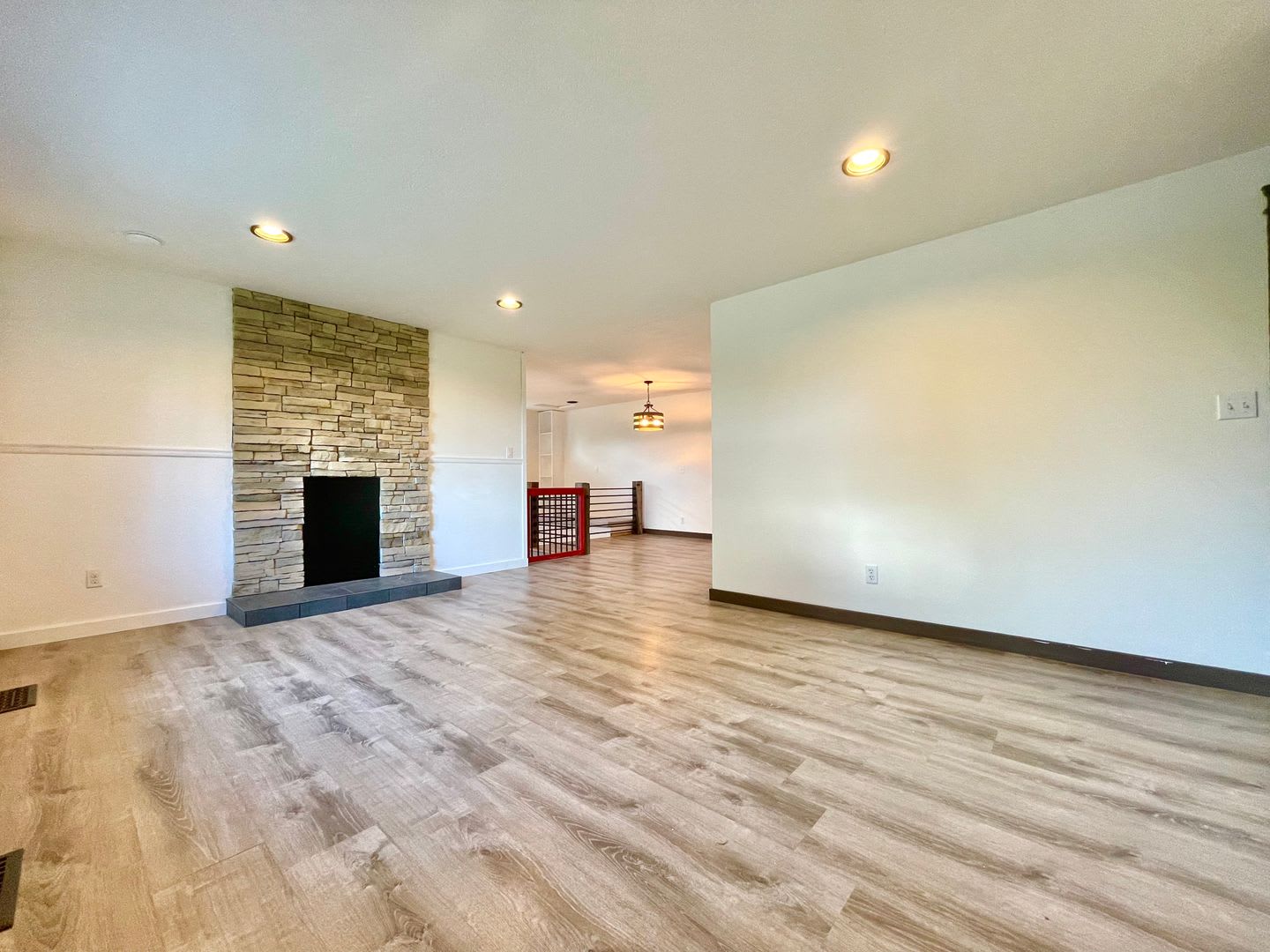 Beautifully 3-Bedroom Home with Large Covered Deck in Lynnwood – photo 4