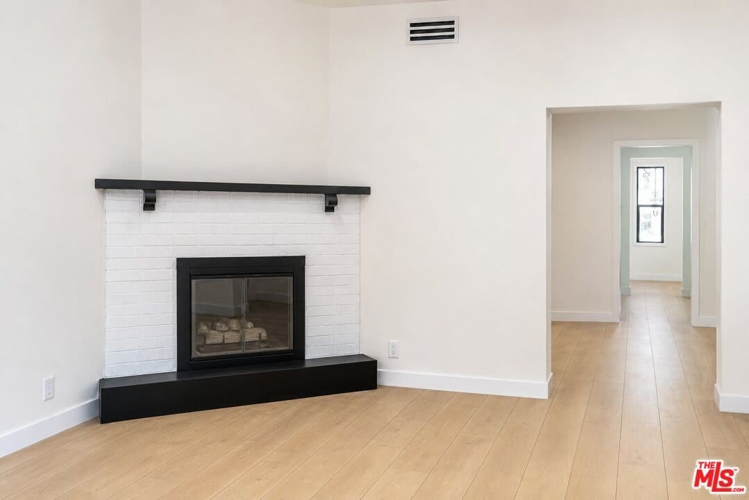 6132 Whitsett Ave – photo 4