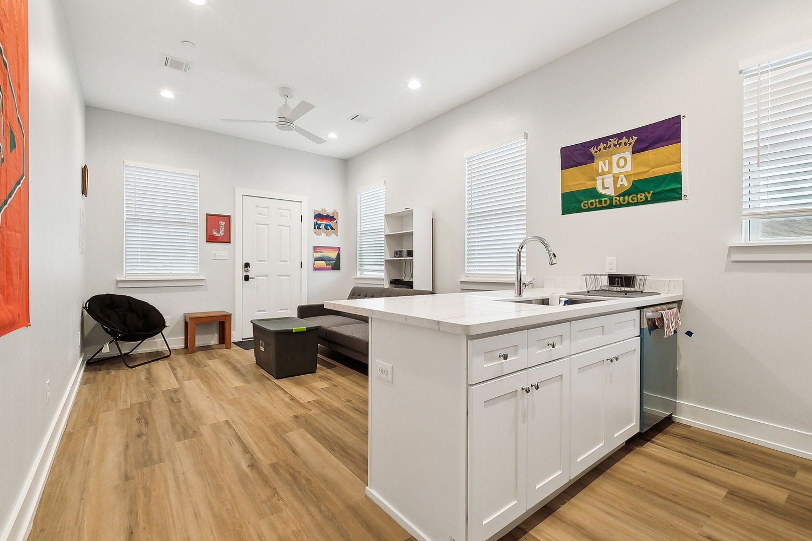 Cozy 2 Bedroom, 1 Bath Apartment – photo 2