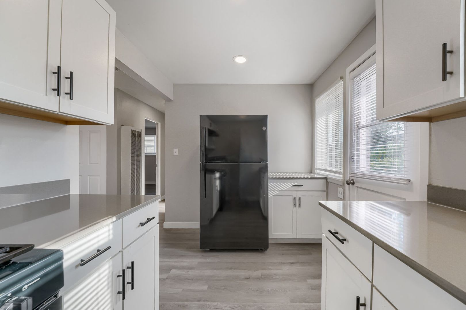 Charming 2bed/1bath Apartments in Lakewood! – photo 3