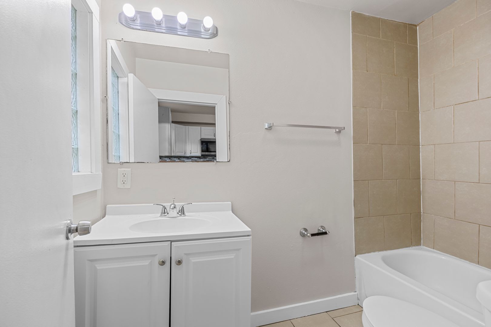 5 Bedrooms, 2 Bathrooms – photo 4