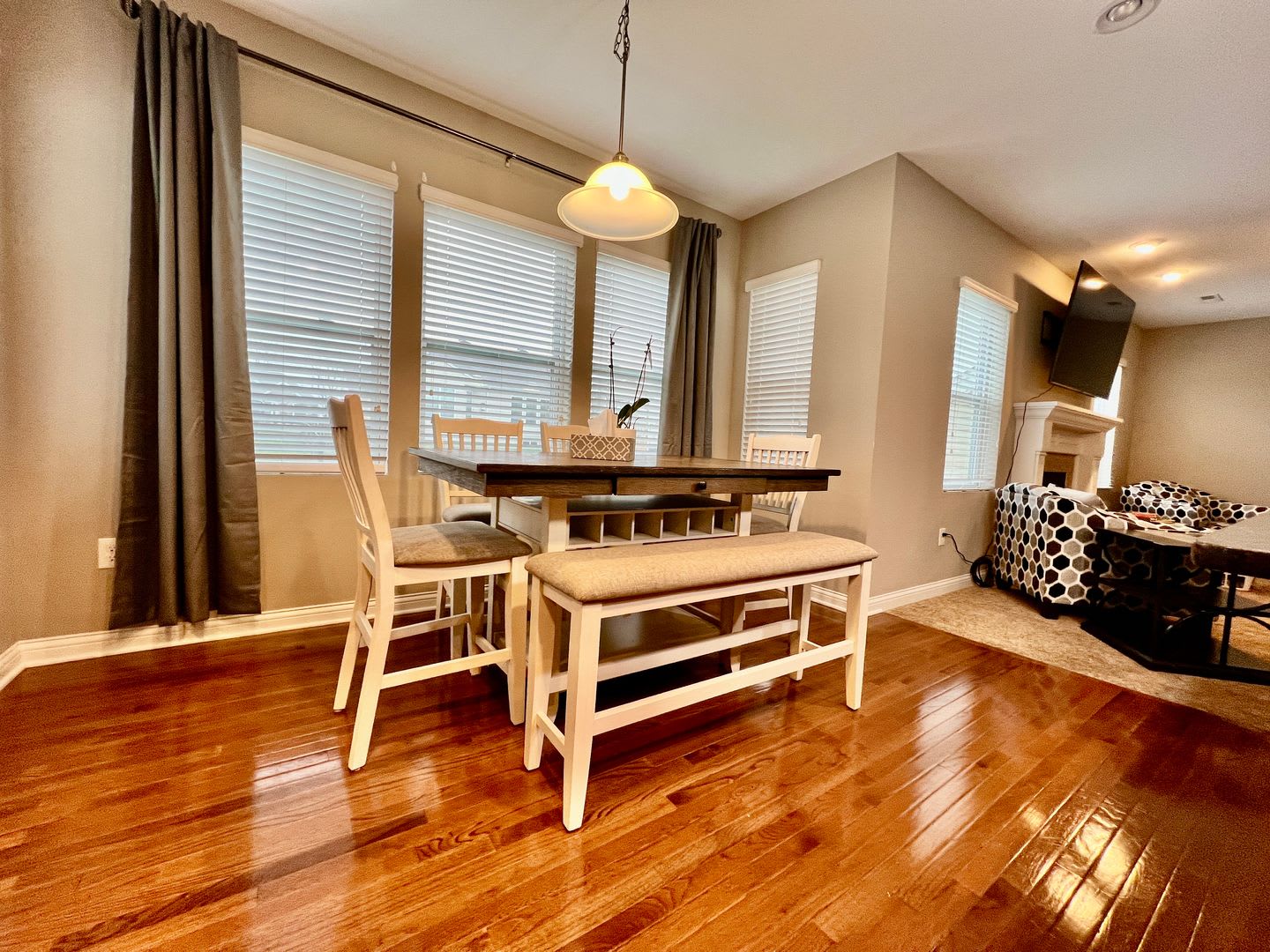 Executive corporate rental features community pool. Fully furnished and includes all utilities. – photo 3