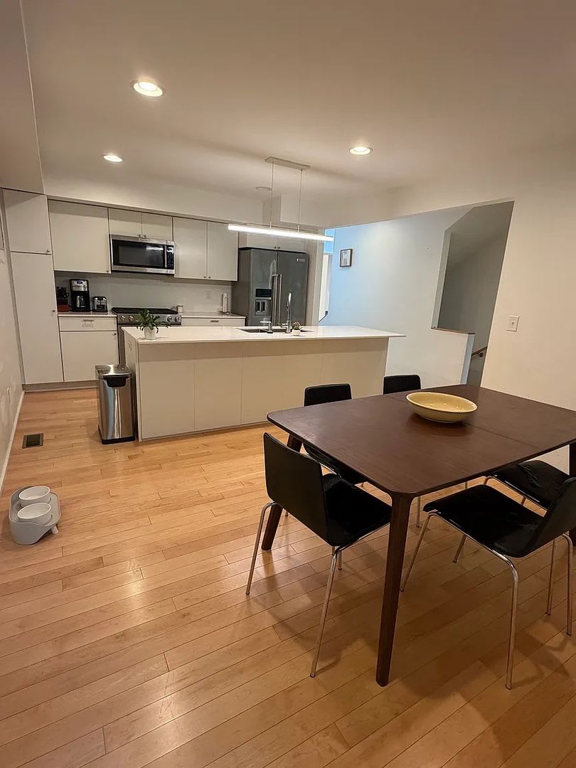 Spacious Pet-Friendly 4BR Home Near Downtown & UVA – photo 4