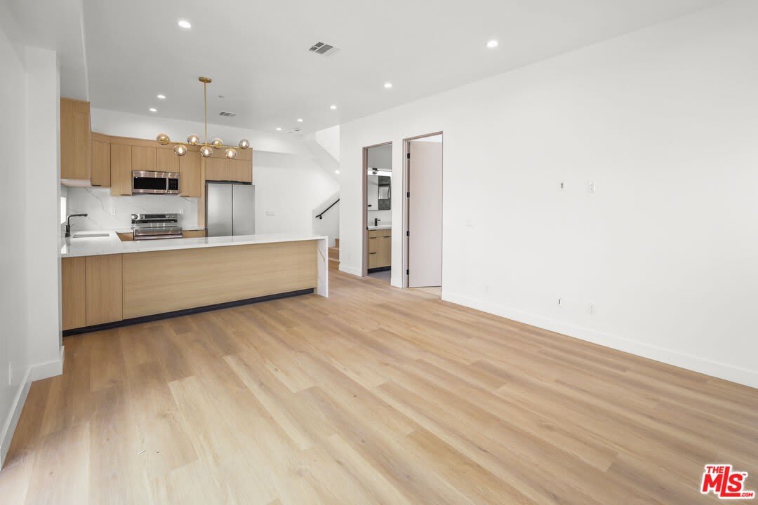 11006 Hortense St – photo 4