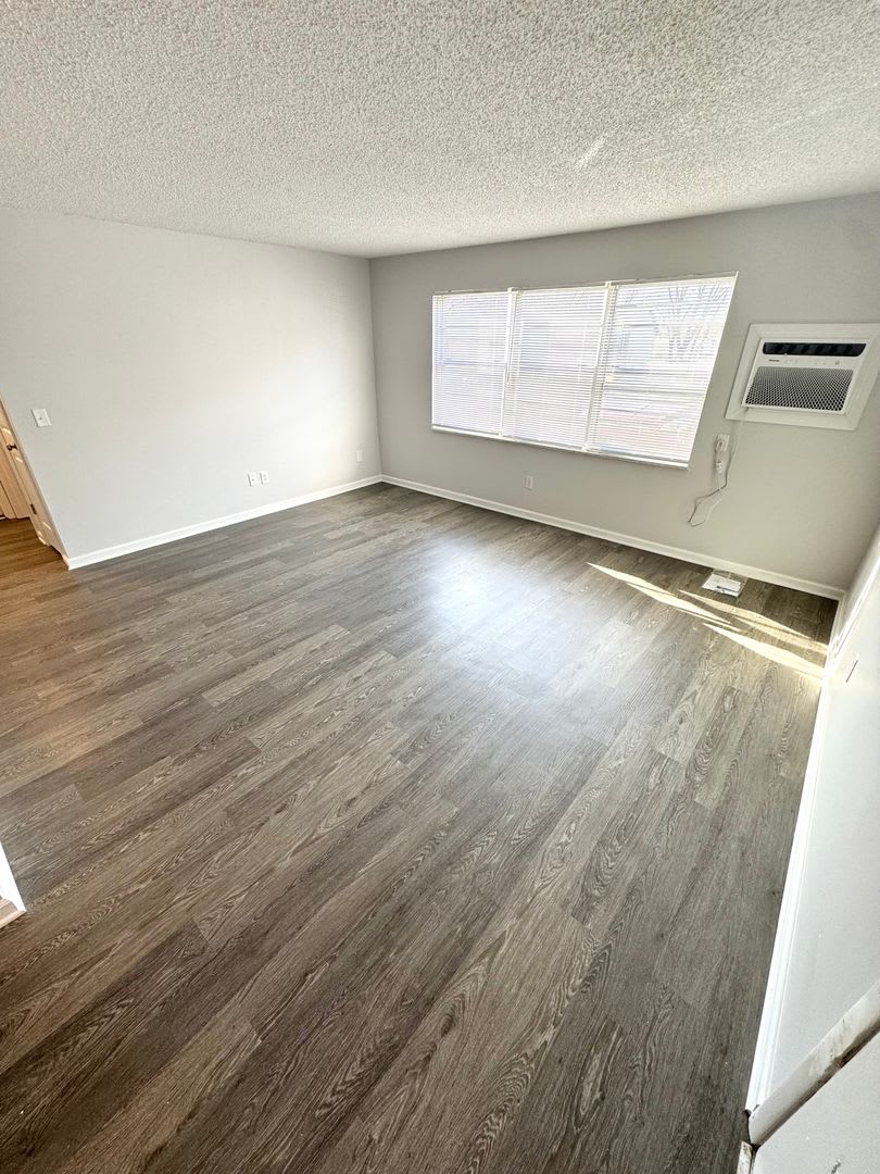 2 Bedroom Apartments, Excellent Location! – photo 2
