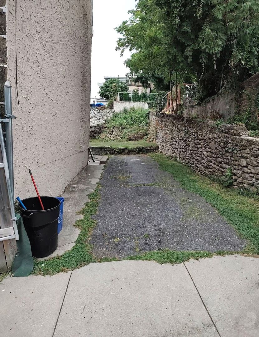 Newly Renovated 3-Bed/2.5-Bath Townhouse in Manayunk! Three Parking Spots Included! – photo 2