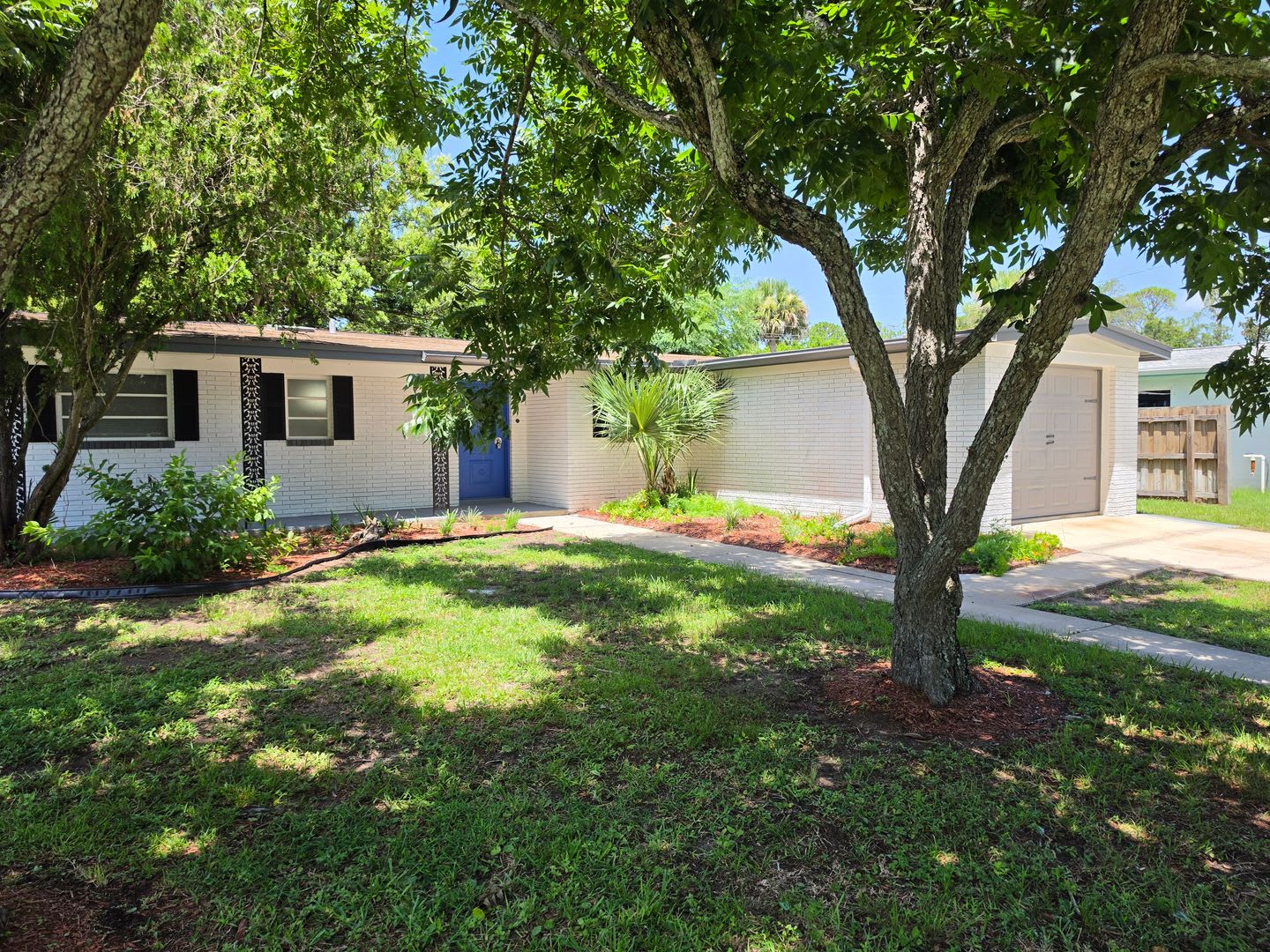 FOR RENT!!! SIMPLY STUNNING AND SPACIUS 3 BED 2 BATH SINGLE FAMILY HOME.. – photo 1