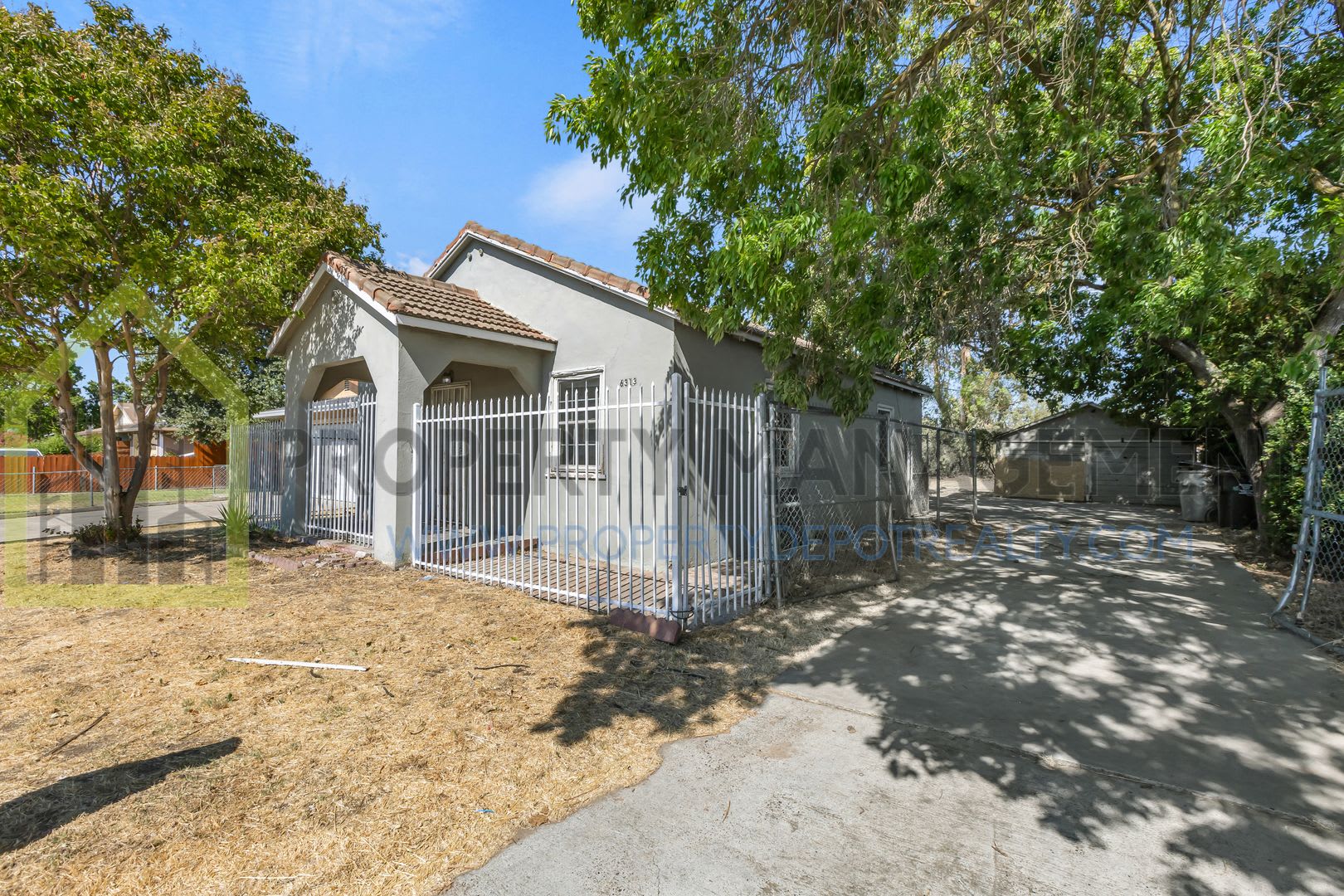 Looking for a charming 2-bedroom, 1-bath single-family home with a spacious yard? – photo 1
