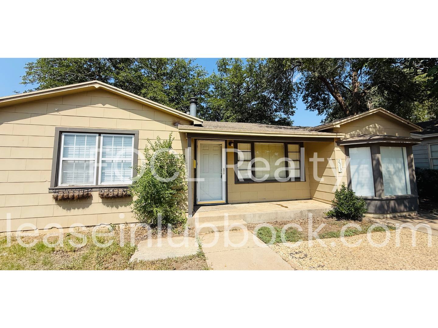 Spacious Home with a Large Backyard – photo 2