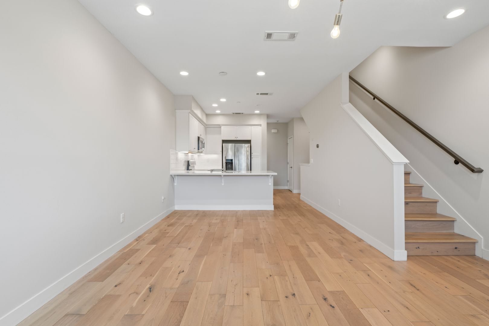 Built in 2017! Rarely available 3Bed/3Bath Townhome in SSF – photo 5