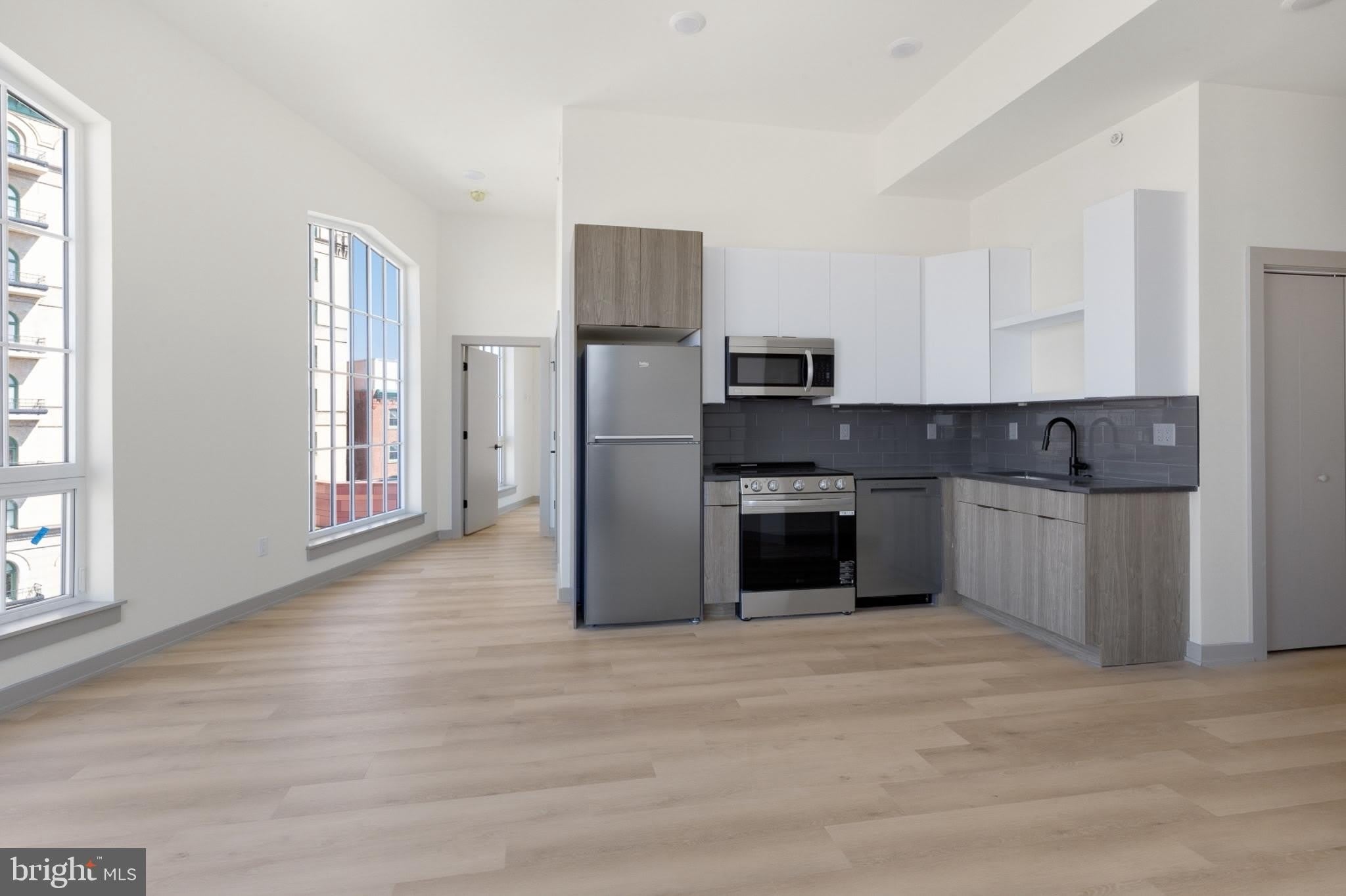 689 N BROAD Street – photo 5