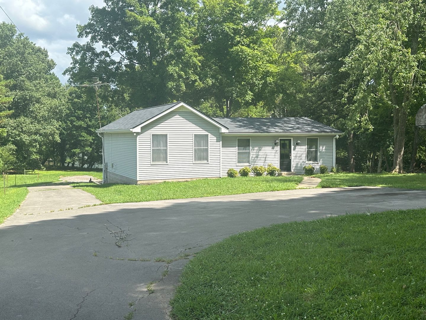 FOR LEASE- 2 BED, 1 BATH HOME THAT BACKS UP TO THE CUMBERLAND RIVER – photo 1