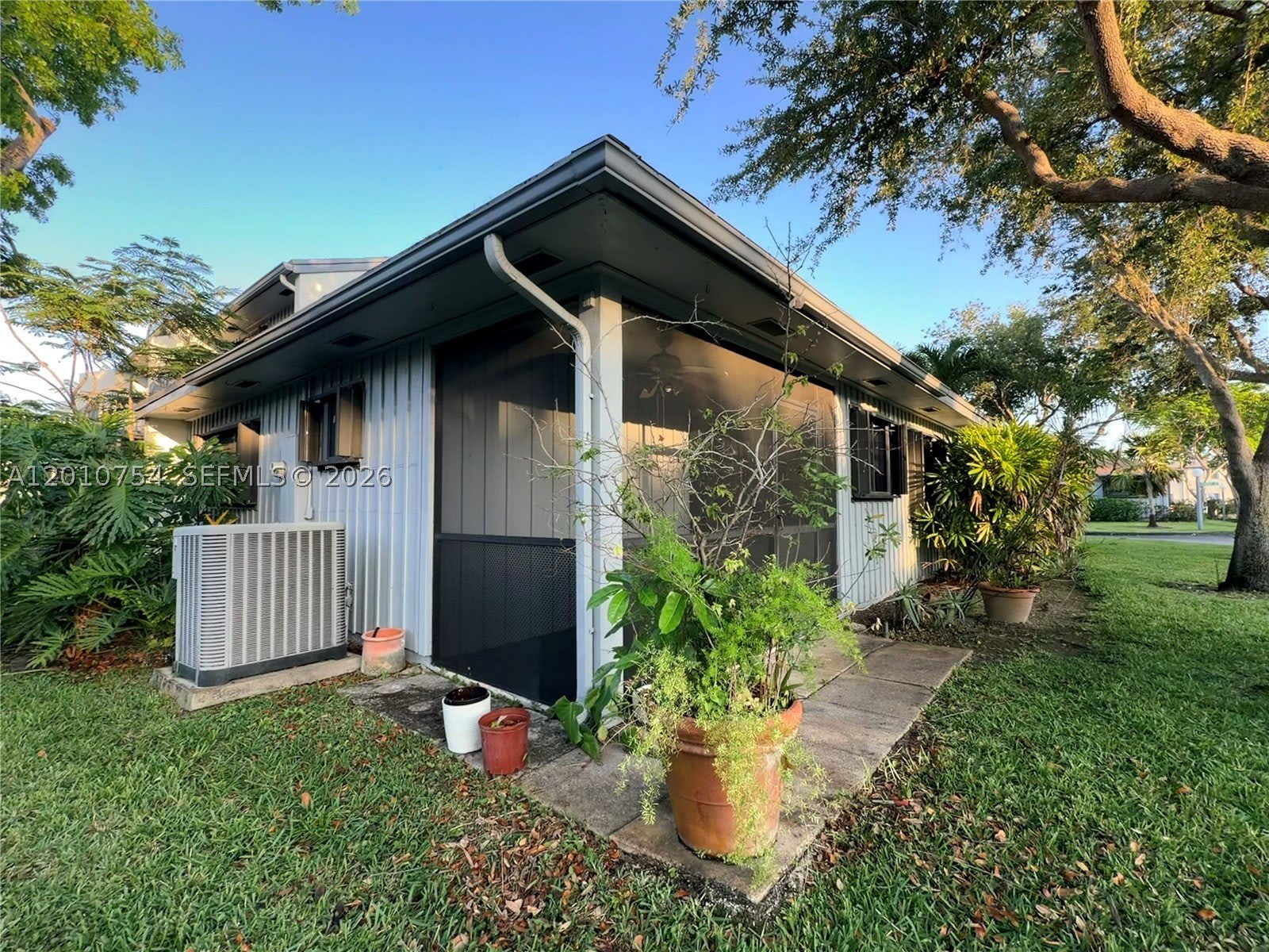 1533 Gabriel St – photo 3