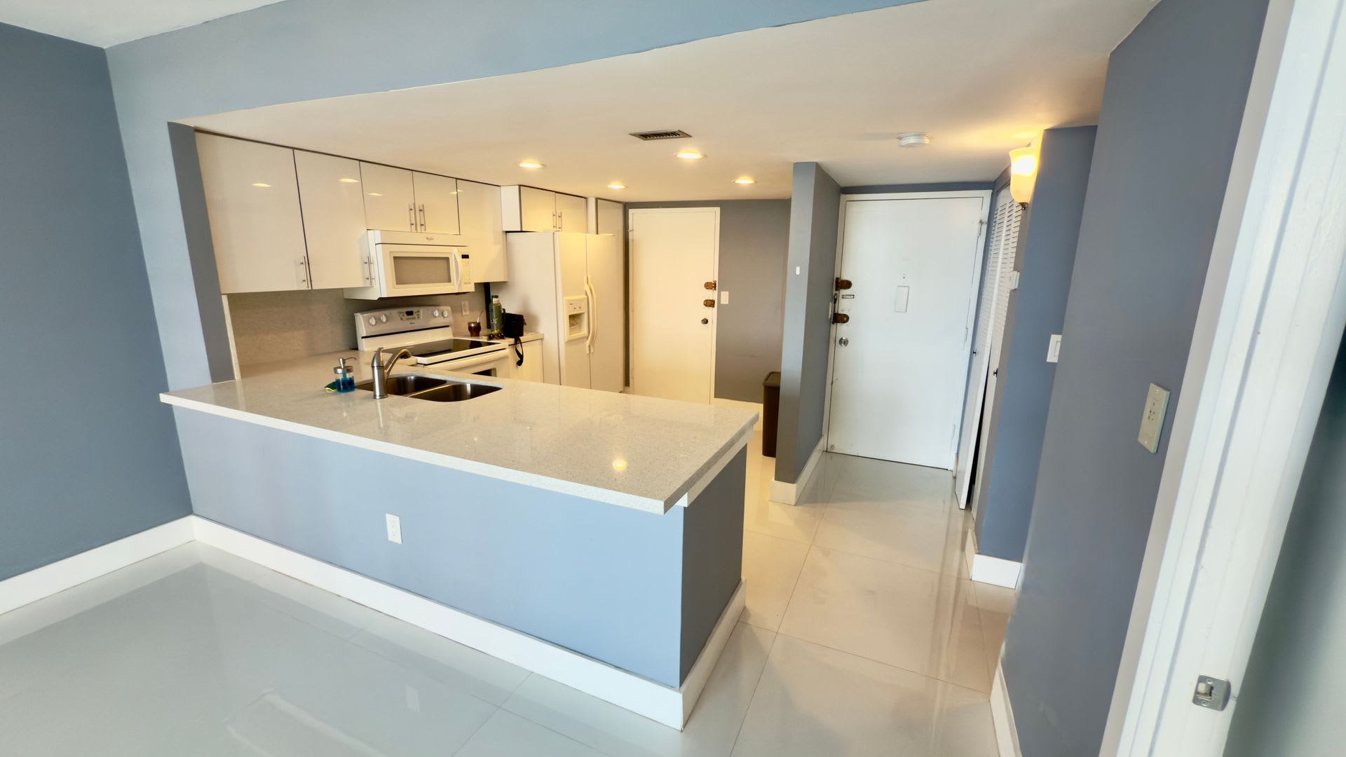 Spacious One Bedroom Two Bath Condo with Parking at Buckley Towers in North Miami Beach – photo 2