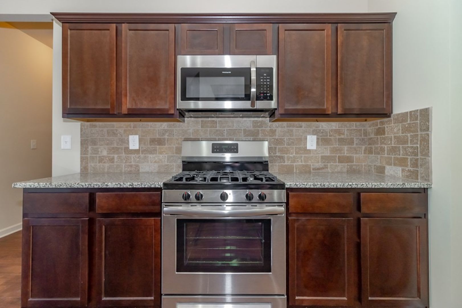 Spacious 5 Bedroom in Southwind Village – photo 3