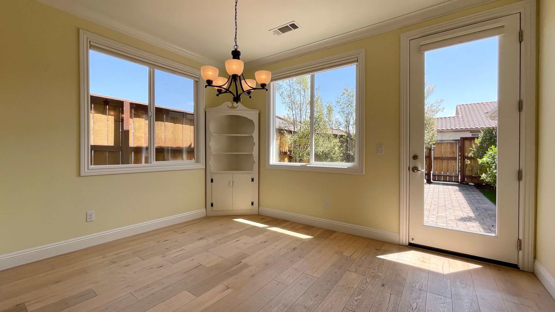 Exceptionally Maintained Newer Single Level 3 Bedroom Home With Air Conditioning In Serra Meadows – photo 5