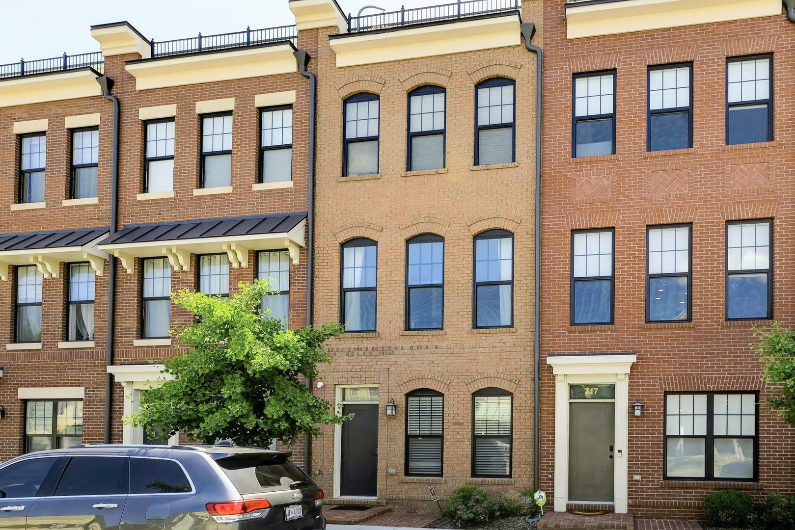 Stunning 4 bed, 4 Bath with Private Rooftop Terrace & Garage – photo 1