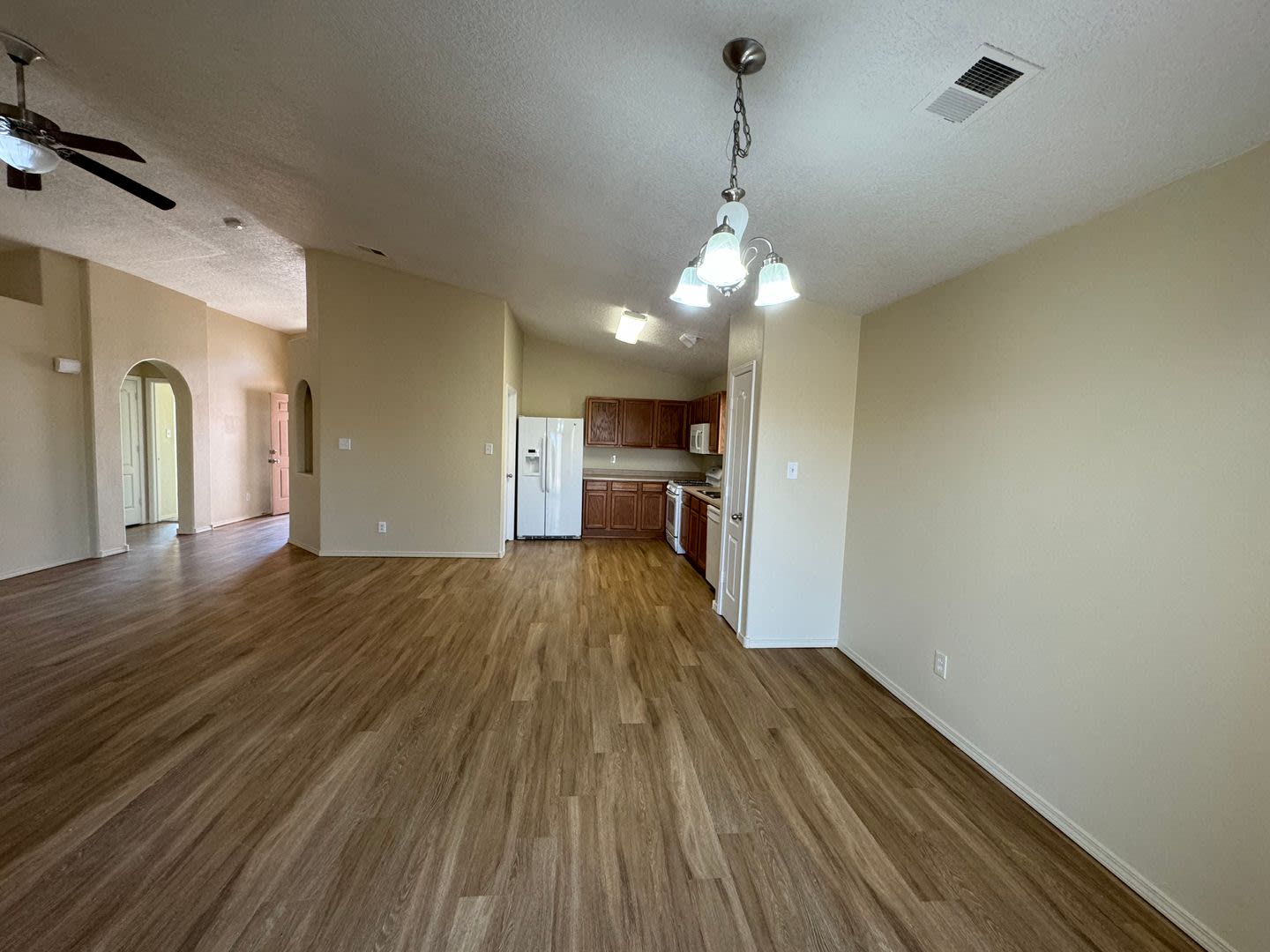 3 bed 2 bath home in Huning Ranch! – photo 4