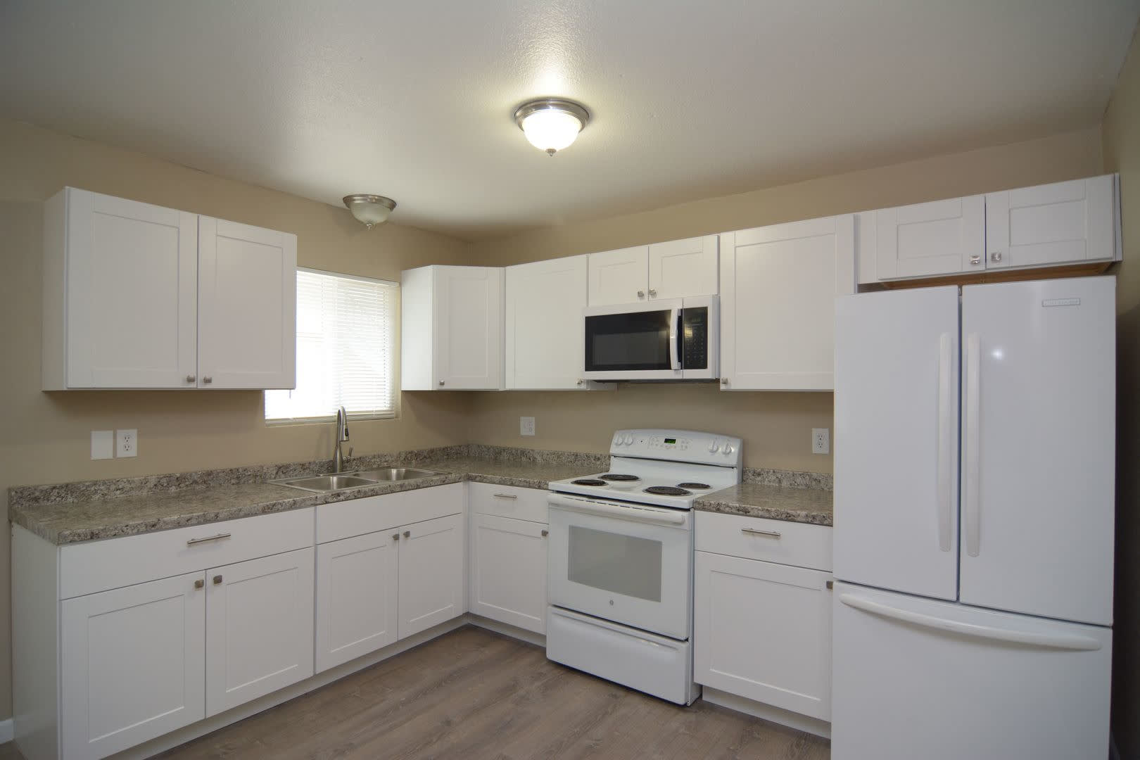Recently Remodeled 2 Bedroom 1 Bath Fourplex! Great Central Location! – photo 5