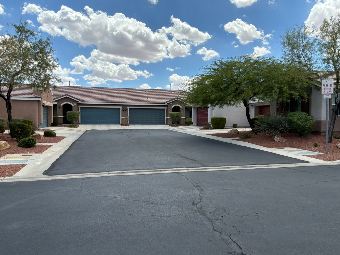 Single story Townhouse 2 bedrooms 2 bathrooms 2 car attached garage located in a gated subdivision – photo 2