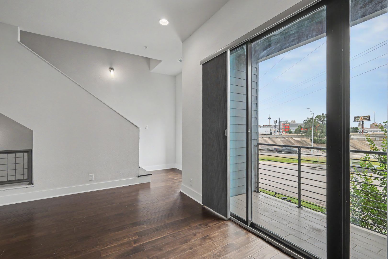 4 Week Free Move In Incentive Modern Downtown Sa Townhome Rooftop Balcony Private Garage All Appliances Included – photo 5